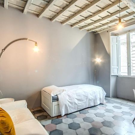 רומא Stylish And Spacious Apartment Next To The Colosseum מראה חיצוני תמונה