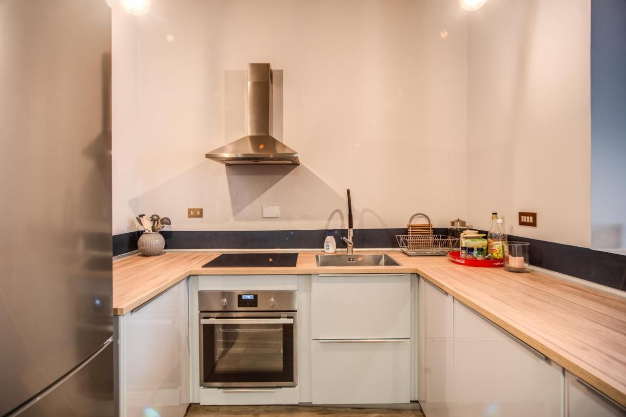 רומא Stylish And Spacious Apartment Next To The Colosseum מראה חיצוני תמונה