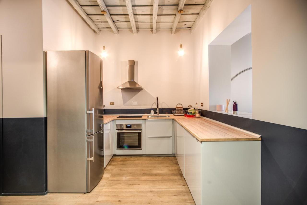 רומא Stylish And Spacious Apartment Next To The Colosseum מראה חיצוני תמונה
